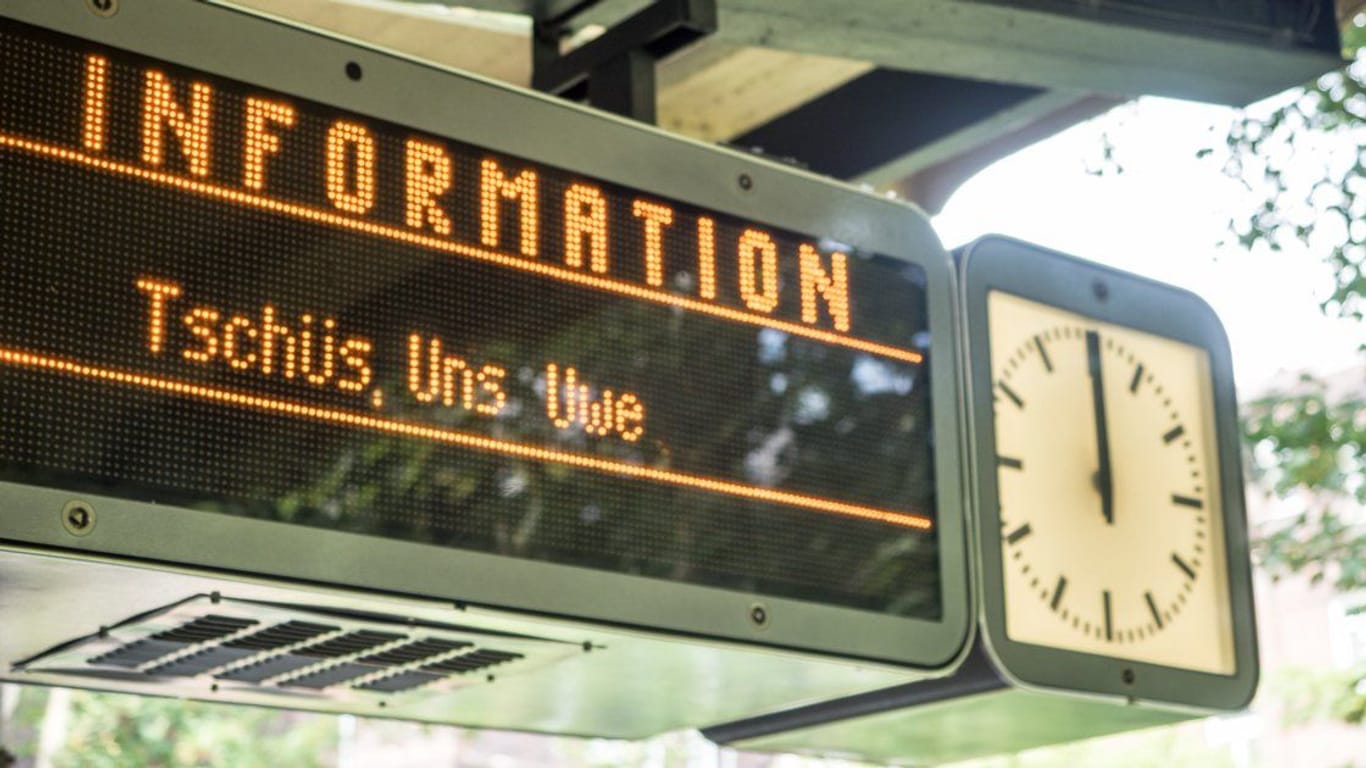 Emotionale Anzeige an einem Hamburger U-Bahnhof: Die Hochbahn verabschiedet sich von Uwe Seeler.
