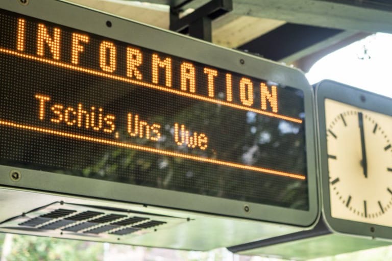 Emotionale Anzeige an einem Hamburger U-Bahnhof: Die Hochbahn verabschiedet sich von Uwe Seeler.