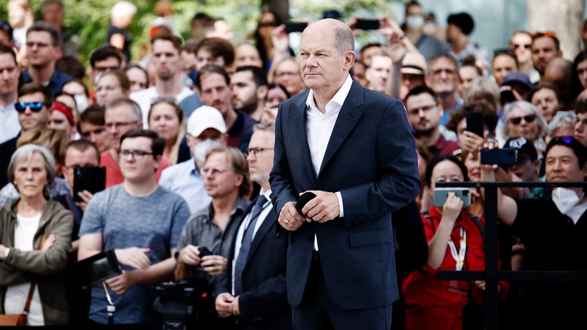 Bundeskanzler Olaf Scholz (SPD) im Bürgerdialog: Lange Schlangen bildeten sich vor den Ministerien. Bundeskanzler Olaf Scholz (SPD) im Bürgerdialog: Lange Schlangen bildeten sich vor den Ministerien.