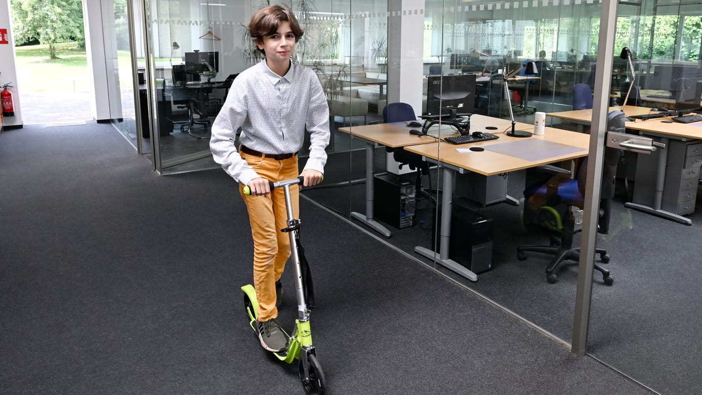 Ruben Charara fährt Roller in der Firma aievas AG: Dort programmiert der 12-Jährige Computer.