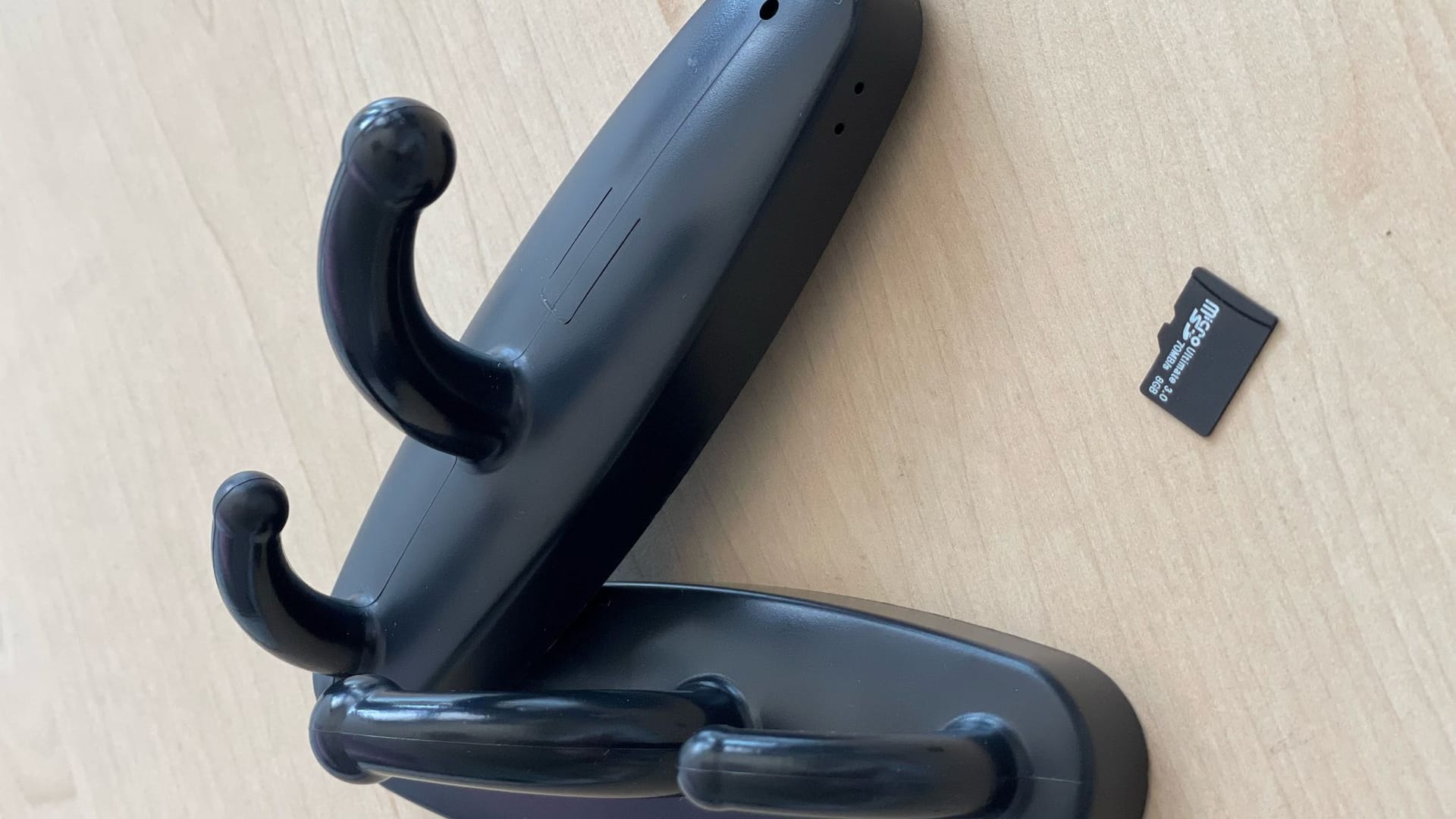 Kleiderhaken zum Ankleben: So haben Unbekannte Kameras auf Damentoiletten versteckt. Kleiderhaken zum Ankleben: So haben Unbekannte Kameras auf Damentoiletten versteckt.