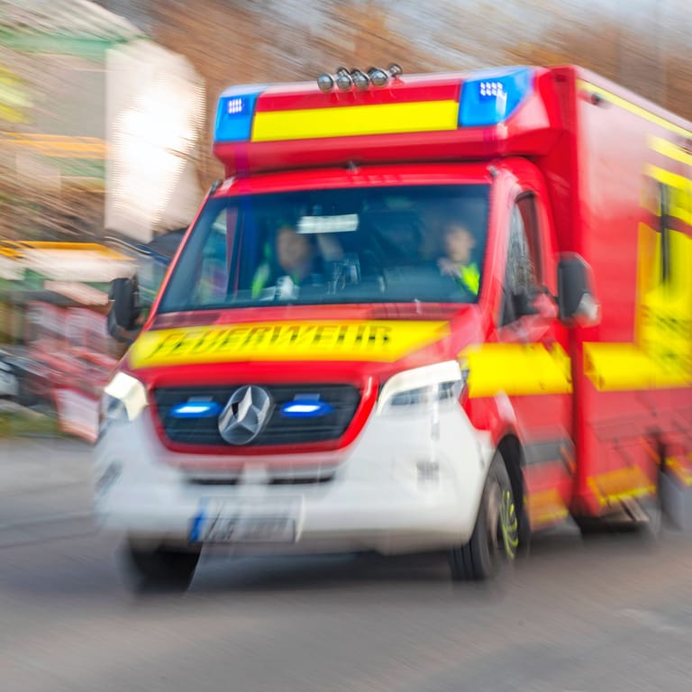 Feuerwehrfahrzeug in München (Symbolfoto): Dort kam ein 18-Jähriger ums Leben.