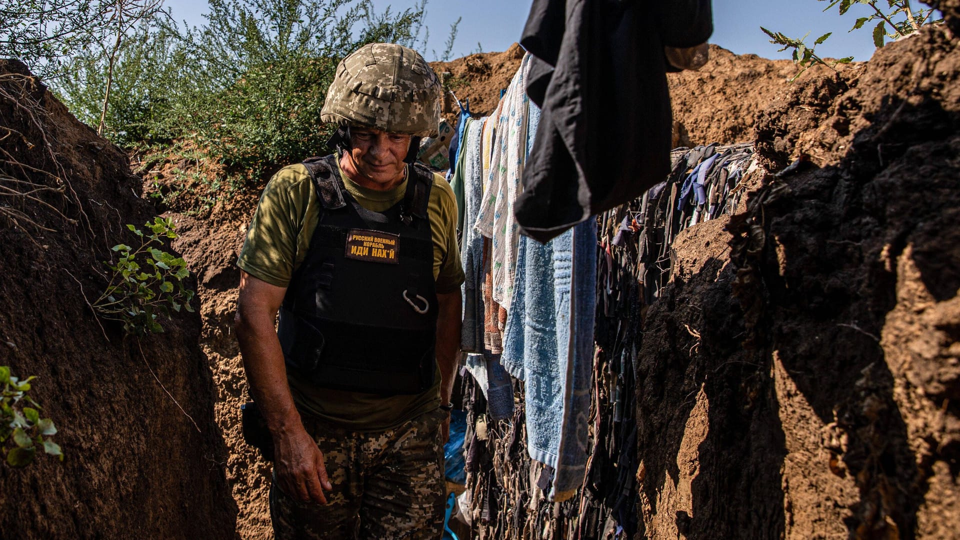 Ukrainischer Soldat im Schützengraben bei Mykolajiw: Nach sechs Monaten gibt es kaum noch Bewegung an den Frontlinien.