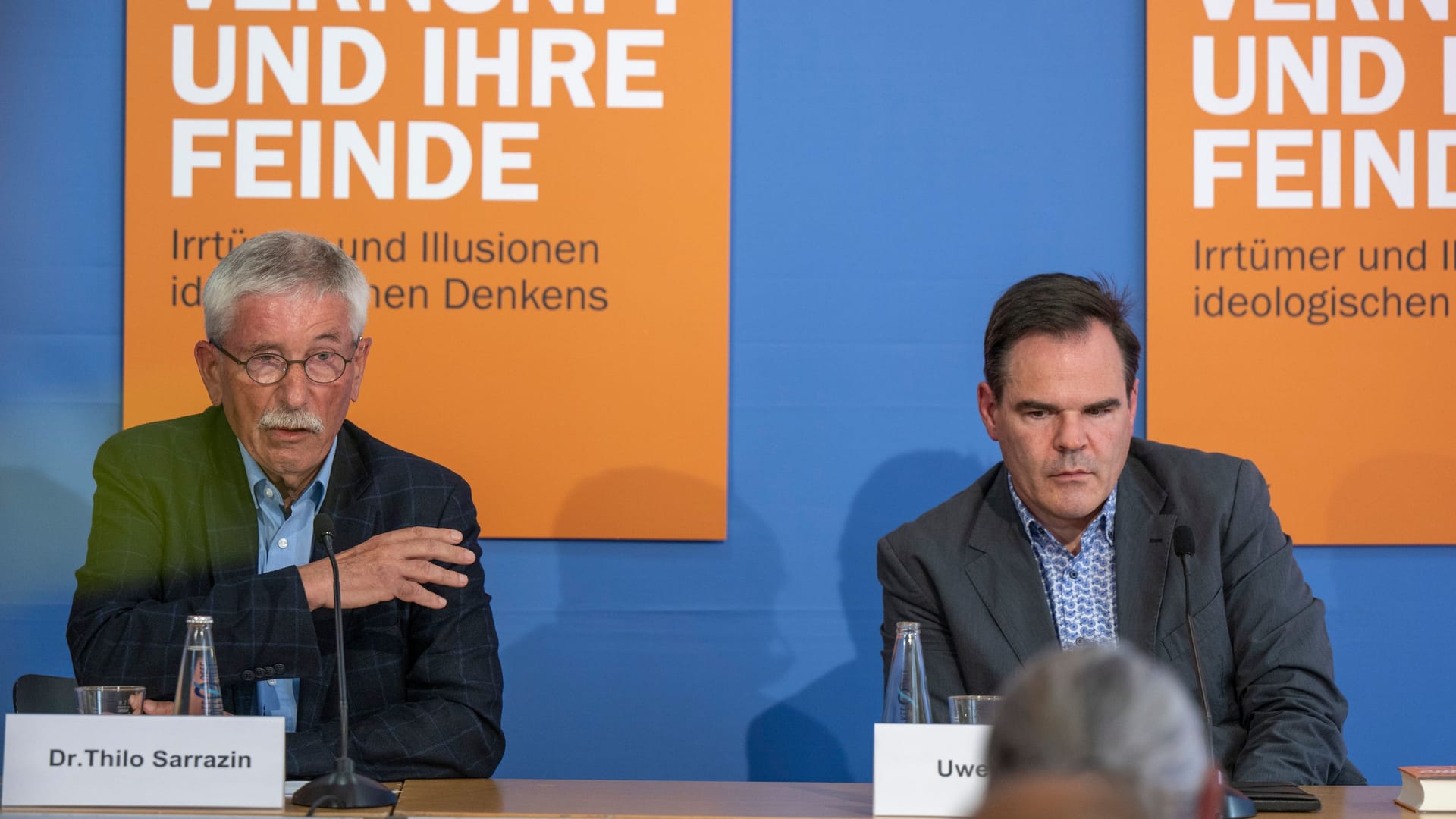 Thilo Sarrazin (l) und der Schriftsteller Uwe Tellkamp nehmen an dem Pressetermin zur Präsentation vom neuen Buch von Sarrazin "Die Vernunft und ihre Feinde. Irrtümer und Illusionen ideologischen Denkens" teil.