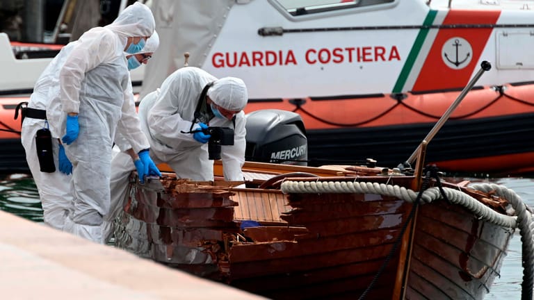 Das zerstörte Boot nach dem Unglück: Zwei Italiener kamen ums Leben.