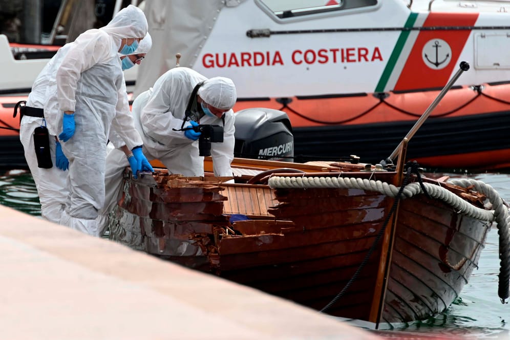 Das zerstörte Boot nach dem Unglück: Zwei Italiener kamen ums Leben.