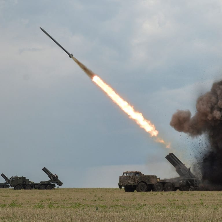 Ukrainische Truppen feuern Raketen ab (Archivbild): Trotz schwerer Waffen müssen sie sich in Teilen des Ostens zurückziehen.