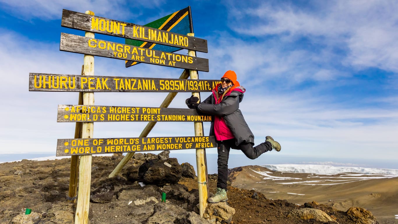 Frau auf dem Kilimandscharo (Symbolbild): Vor allem die Touristen sollen profitieren.