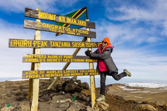 Frau auf dem Kilimandscharo (Symbolbild): Vor allem die Touristen sollen profitieren.