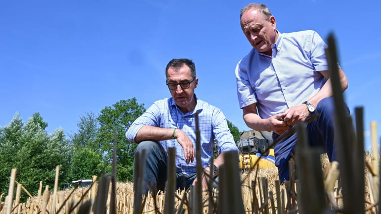 Landwirtschaftsminister Özdemir und Bauernpräsident Rukwied: Auf den Feldern von Rukwied war zum Zeitpunkt des Besuchs Erntezeit.