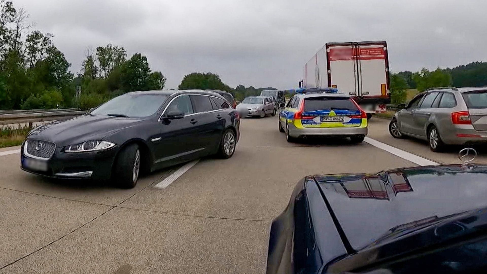 A24: Autofahrer wenden und blockieren die Rettungsgasse. A24: Autofahrer wenden und blockieren die Rettungsgasse.