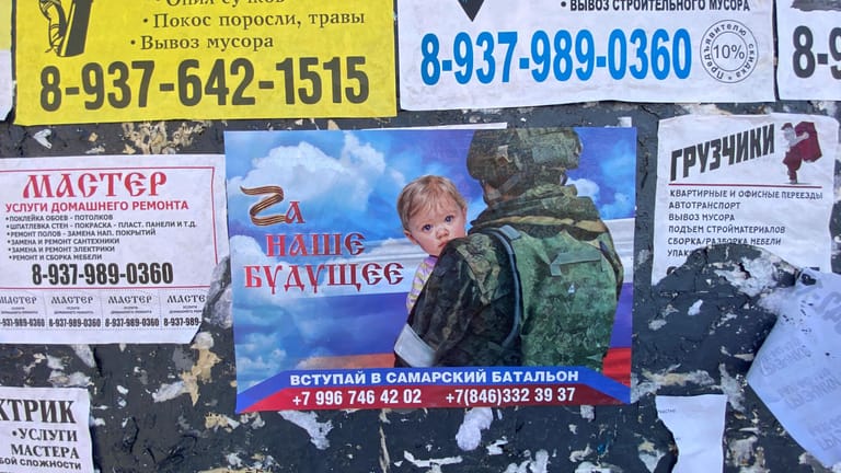 Samara, Russland: Russische Behörden werben mit öffentlichen Kleinanzeigen für den Kampfeinsatz in der Ukraine.