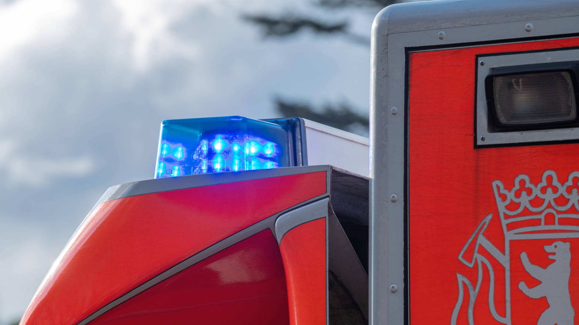 Blaulicht auf einem Rettungswagen (Symbolbild): Der Verletzte kam zur Behandlung ins Krankenhaus.