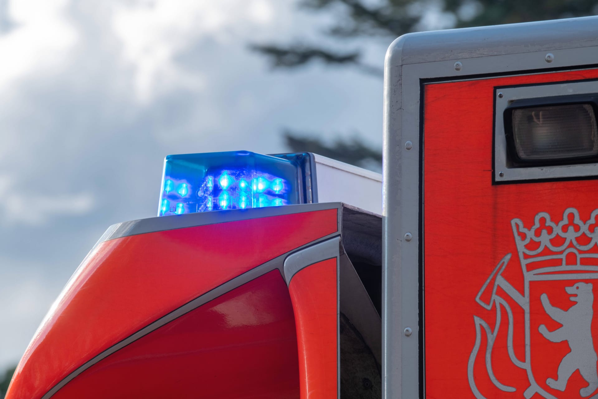 Blaulicht auf einem Rettungswagen (Symbolbild): Der Verletzte kam zur Behandlung ins Krankenhaus.