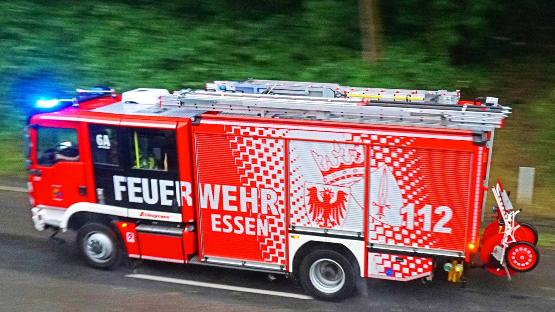 Essener Feuerwehr im Einsatz (Symbolbild): Noch bis kurz vor Mitternacht waren die Kameraden mit Nachlöscharbeiten beschäftigt.