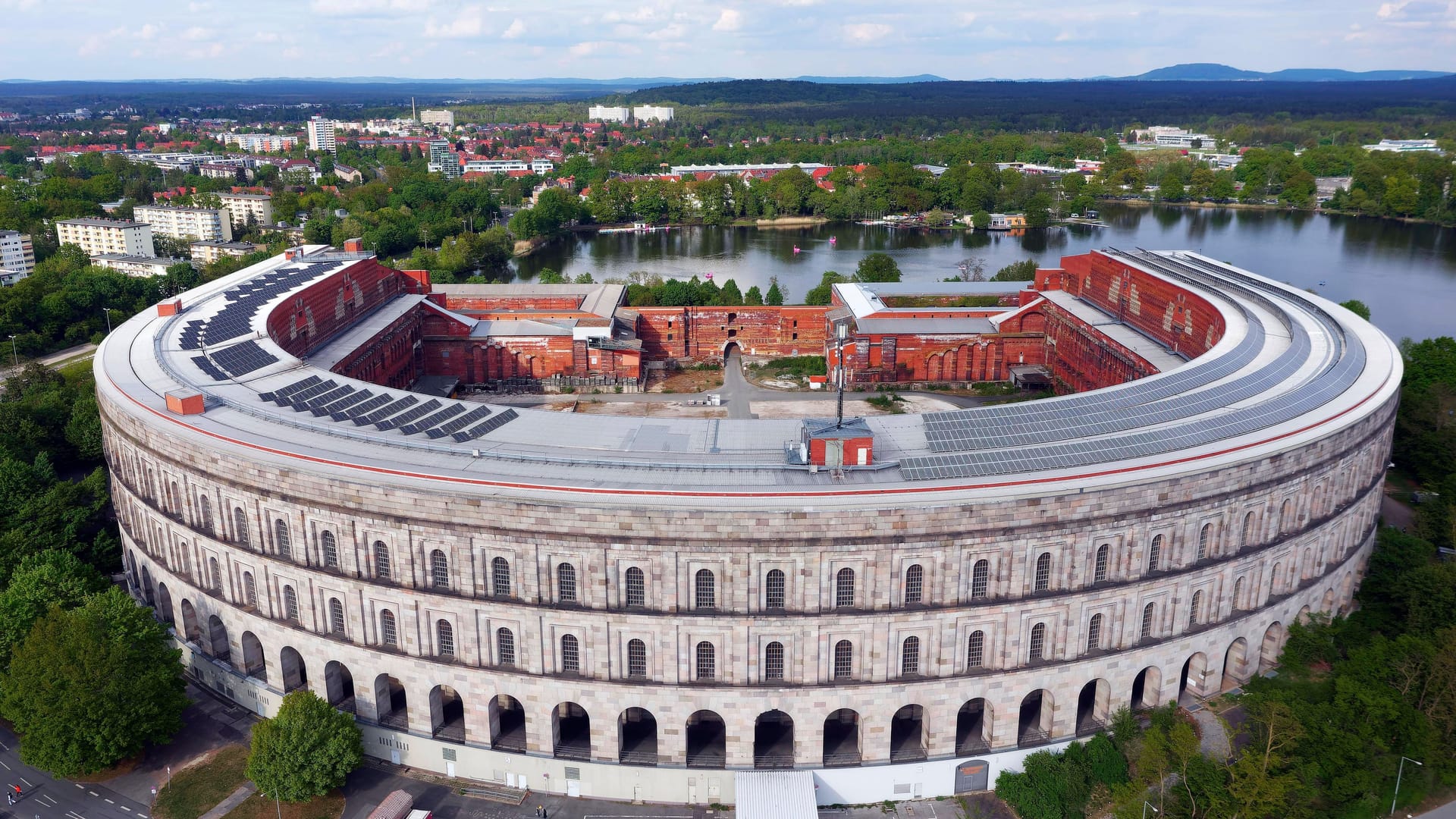 Blick auf die Kongresshalle (Symbolbild): Das historisch vorbelastete Gelände soll einen neuen Anlaufpunkt bekommen.