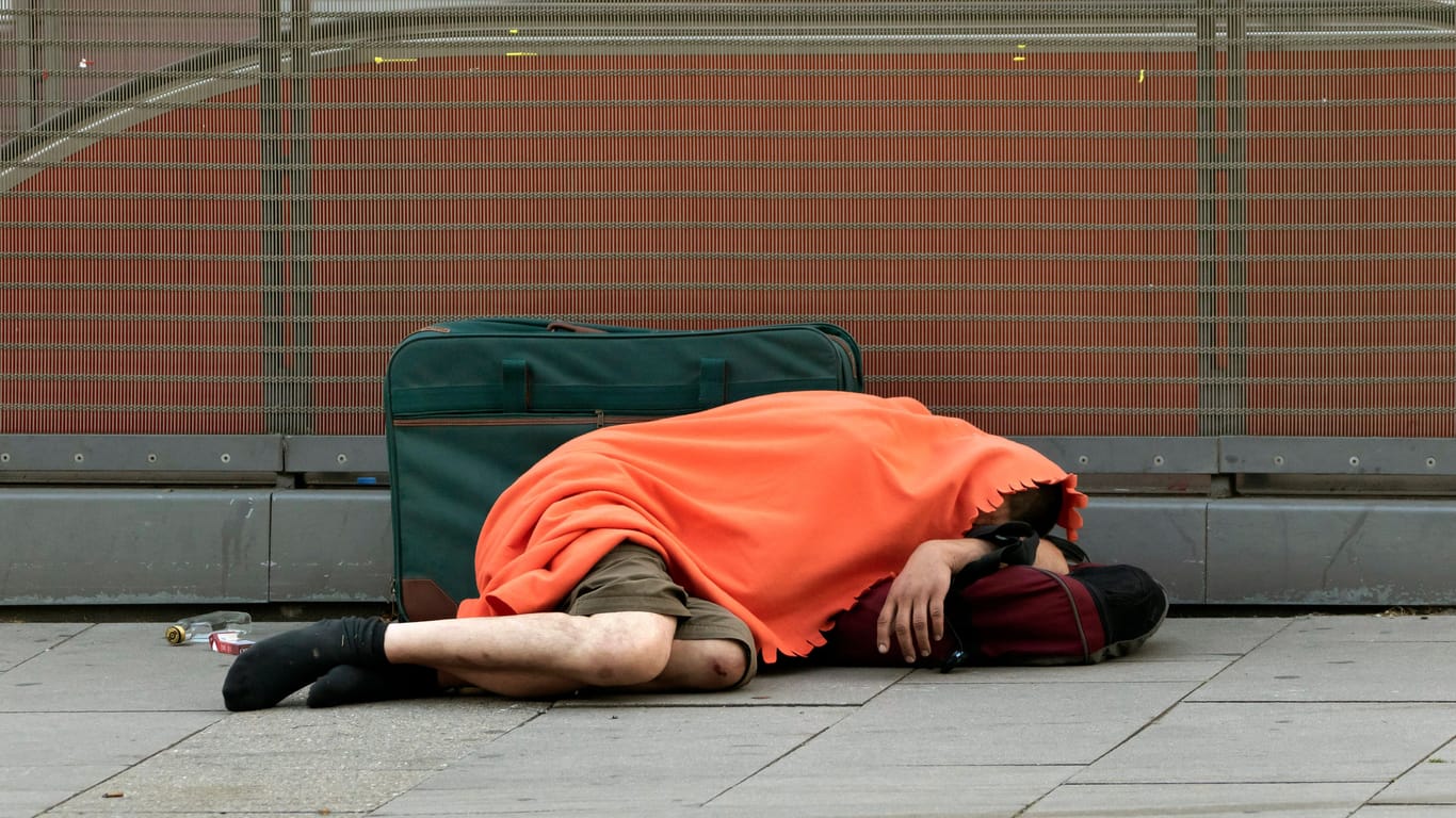 Ein Obdachloser schläft auf dem Boden (Symbolbild): Oft sind sie an heißen Tagen der Sonne schutzlos ausgeliefert.