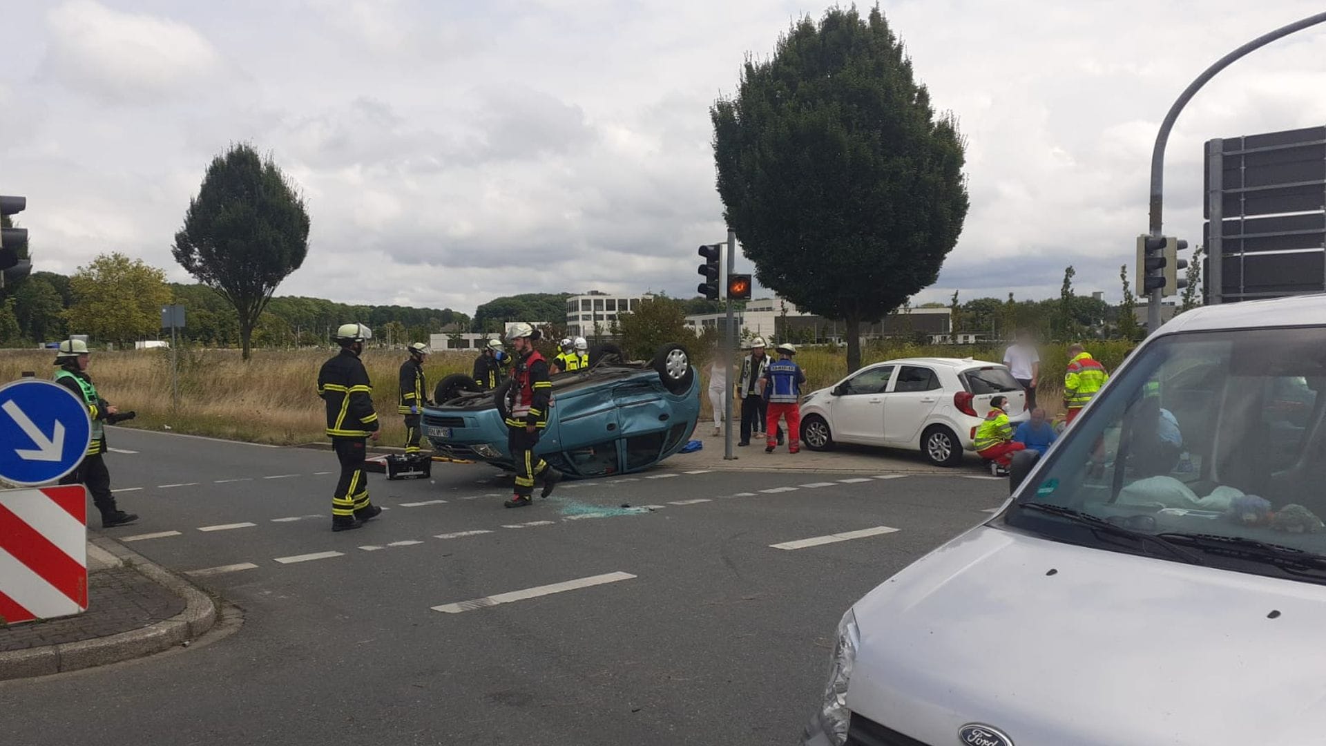Ein Kleinwagen wurde aufs Dach geschleudert: Bei einem Unfall an der Marsbruchstraße gab es mehrere Verletzte. Ein Kleinwagen wurde aufs Dach geschleudert: Bei einem Unfall an der Marsbruchstraße gab es mehrere Verletzte.