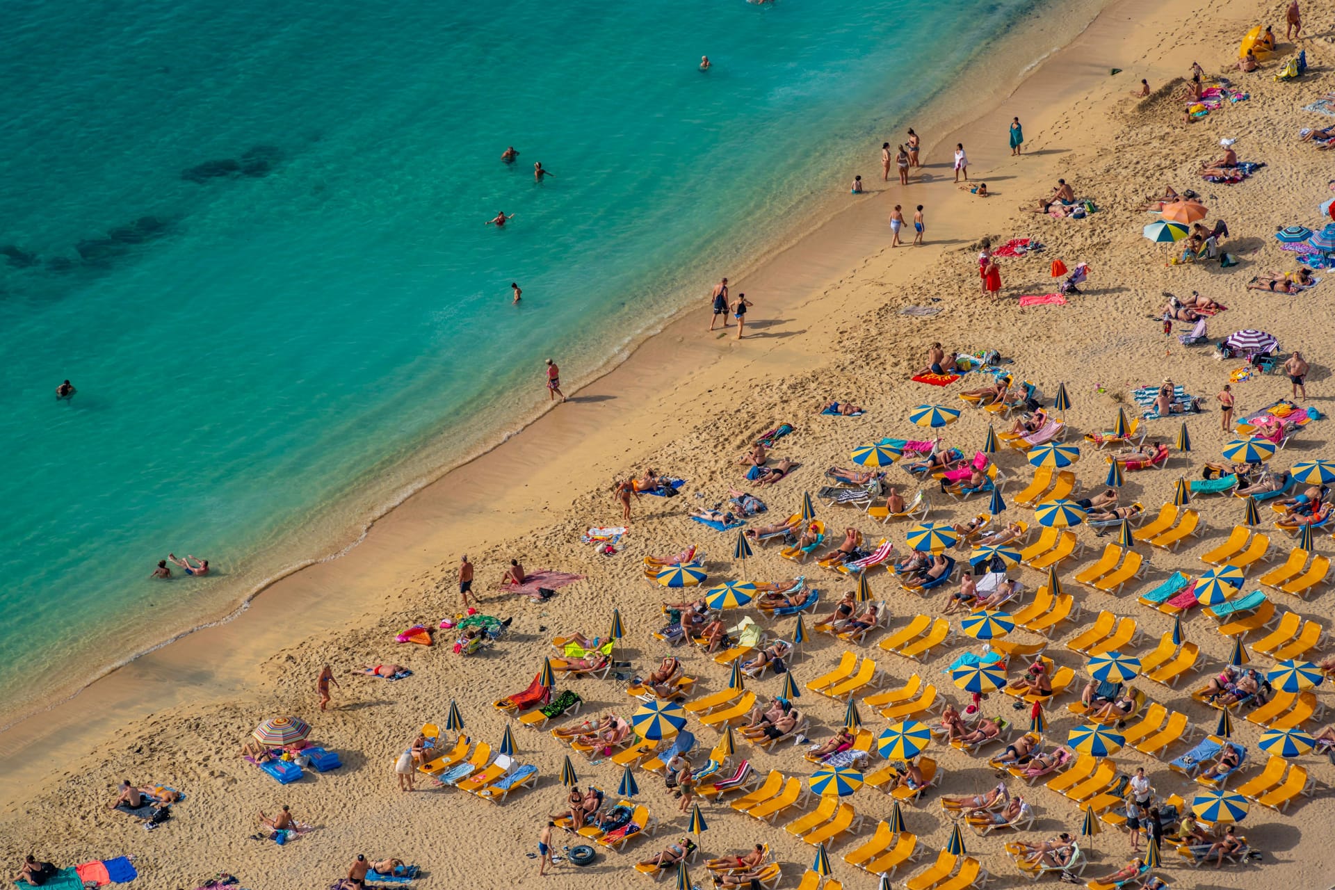 Strand auf Gran Canaria (Archivfoto): Auf der Insel ist ein junger Deutscher verschwunden.