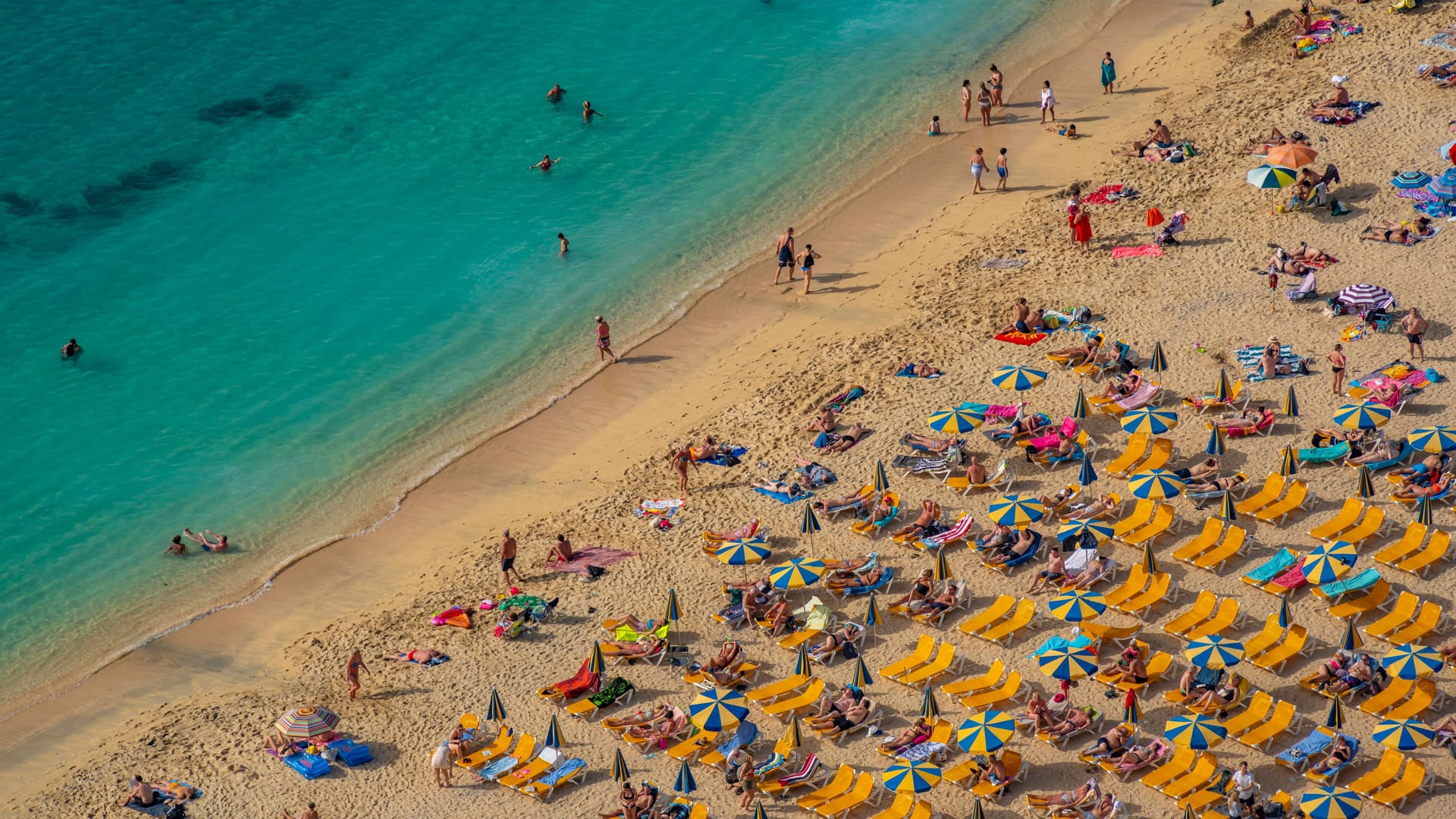 Strand auf Gran Canaria (Archivfoto): Auf der Insel ist ein junger Deutscher verschwunden.