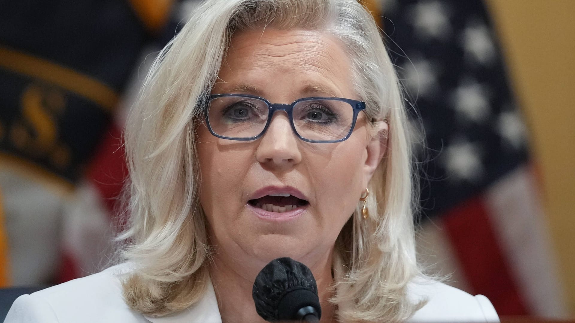 Liz Cheney bei einer Rede (Archivbild): Die Trump-Kritikerin hat bei den Vorwahlen der republikanischen Partei verloren. Sie dürfte damit ihren Sitz im Repräsentantenhaus verlieren.