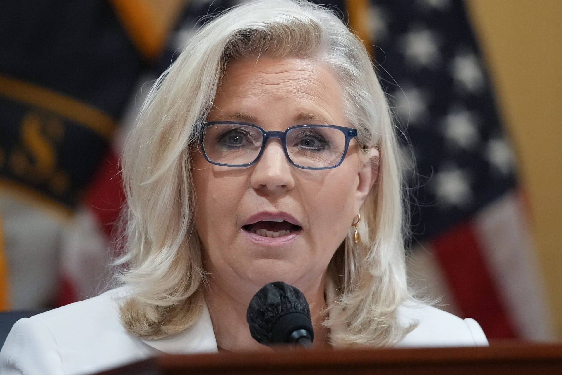 Liz Cheney bei einer Rede (Archivbild): Die Trump-Kritikerin hat bei den Vorwahlen der republikanischen Partei verloren. Sie dürfte damit ihren Sitz im Repräsentantenhaus verlieren.