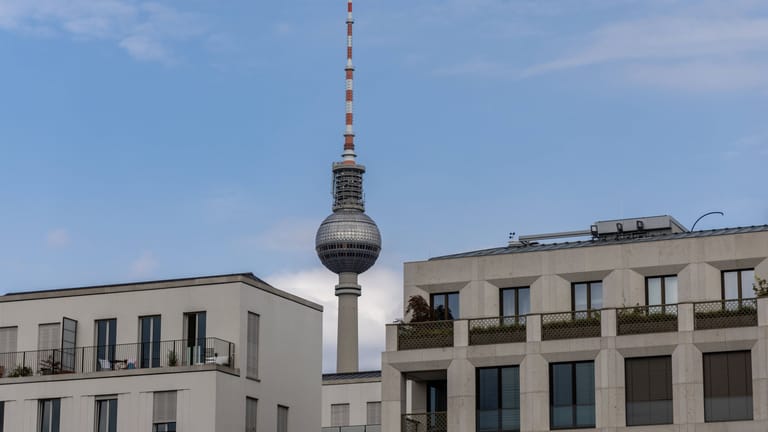 Der Berliner Fernsehturm aus der Ferne (Archiv).