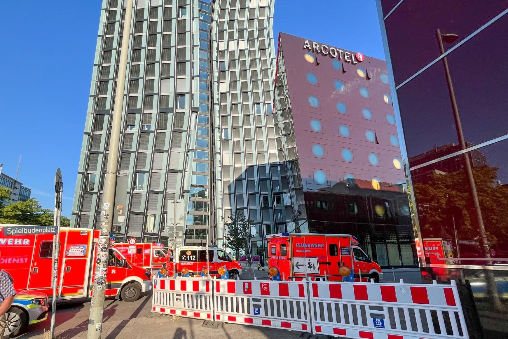 Zahlreiche Rettungswagen stehen vor dem Hotel auf der Hamburger Reeperbahn.