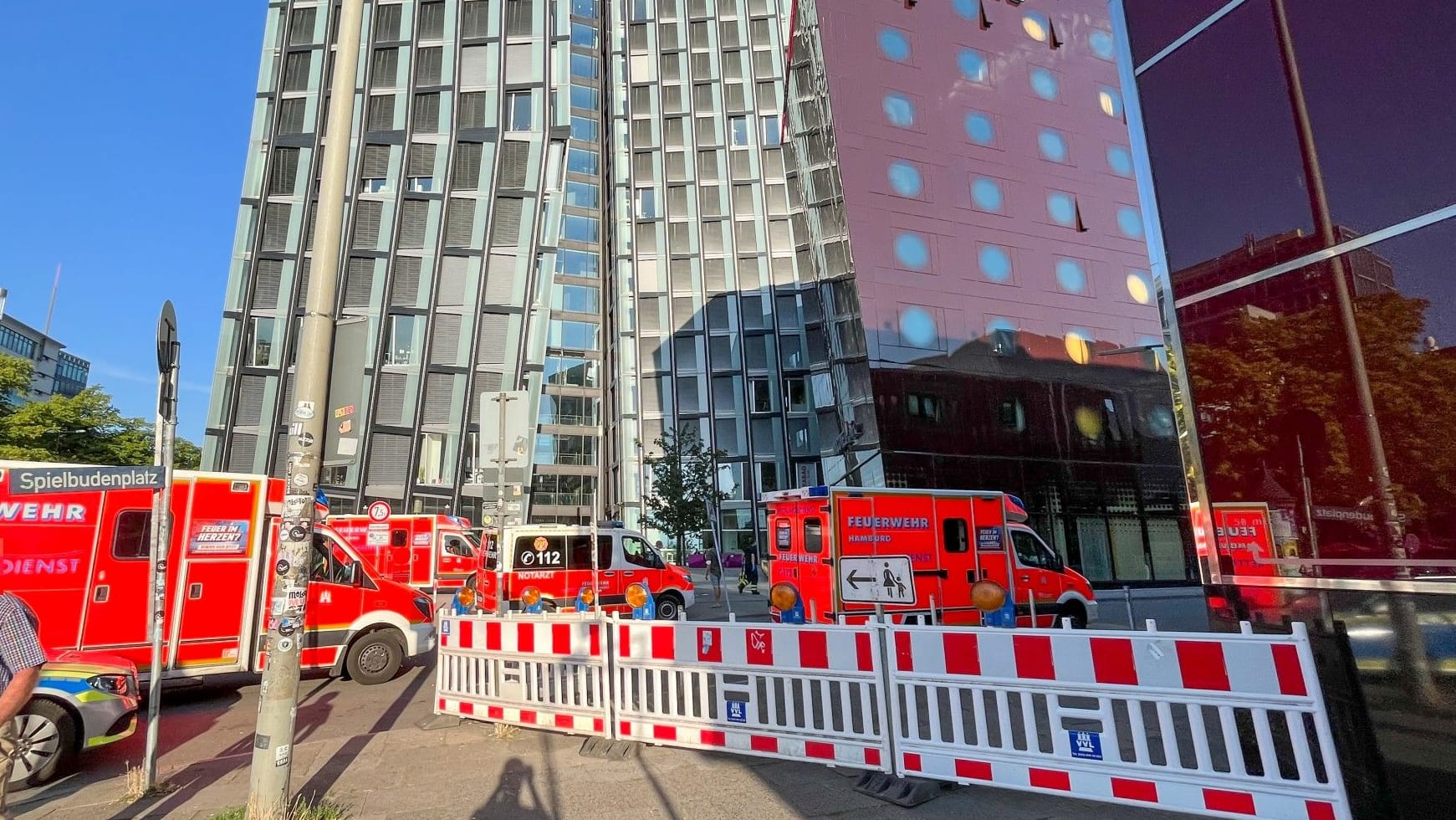 Zahlreiche Rettungswagen stehen vor dem Hotel auf der Hamburger Reeperbahn.