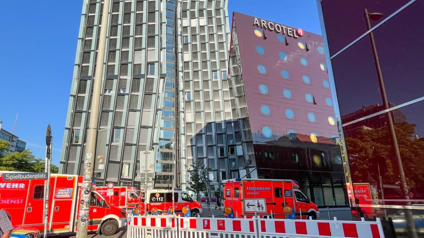 Zahlreiche Rettungswagen stehen vor dem Hotel auf der Hamburger Reeperbahn.