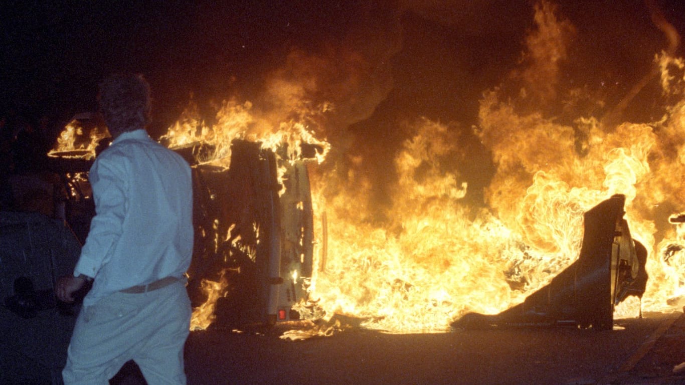 Brennender PKW in Lichtenhagen 1992: Die rassistischen Angriffe jähren sich zum 30. Mal.