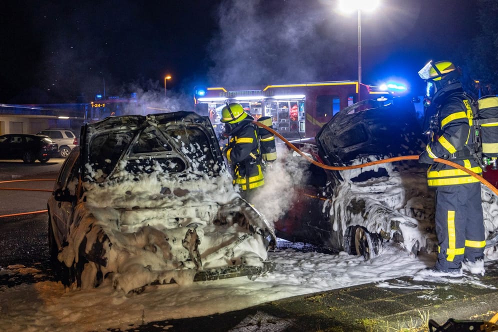 Brennende Autos in Hanau-Kesselstadt: Am Tatort entdecken die Fahnder auch Spuren eines Brandbeschleunigers.
