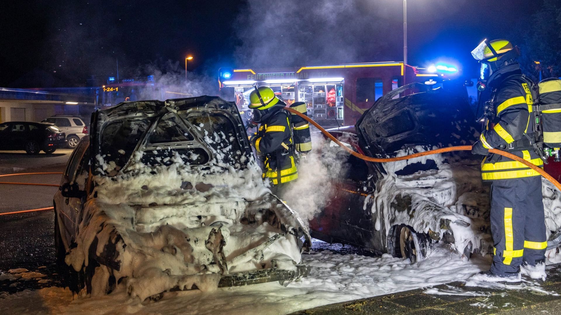 Brennende Autos in Hanau-Kesselstadt: Am Tatort entdecken die Fahnder auch Spuren eines Brandbeschleunigers.