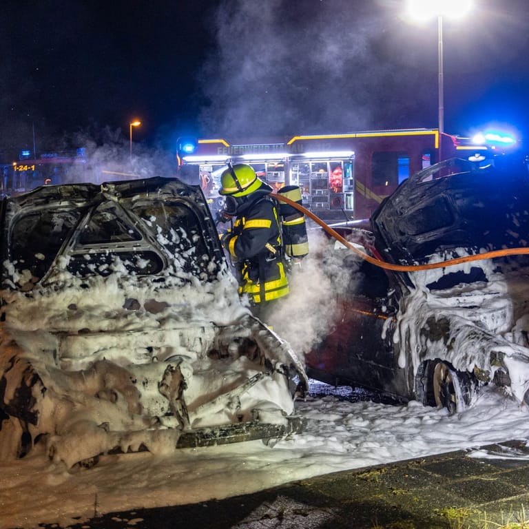Brennende Autos in Hanau-Kesselstadt: Am Tatort entdecken die Fahnder auch Spuren eines Brandbeschleunigers.