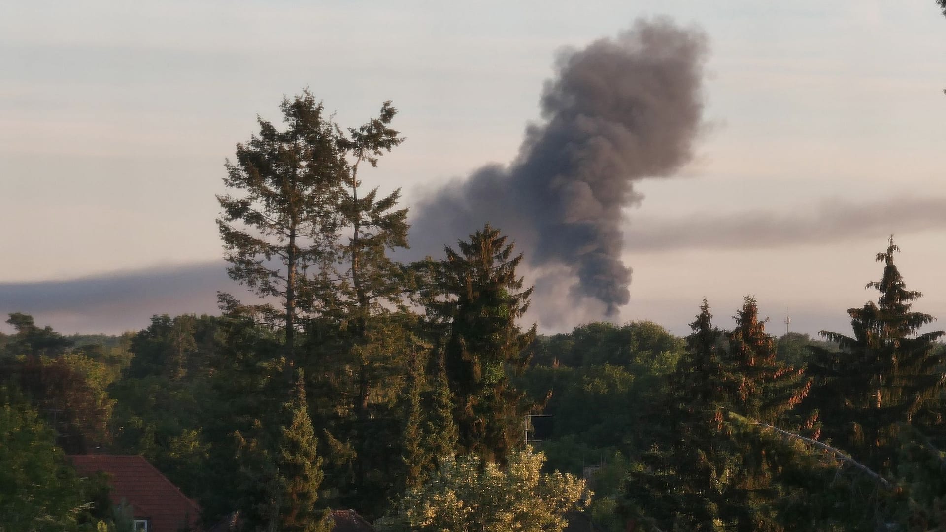 Schwarzer Rauch war in den frühen Morgenstunden auch aus der Ferne deutlich zu sehen.