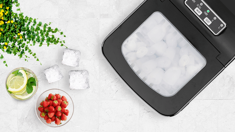 Erfrischende Mixgetränke: Mit einer Eiswürfelmaschine genießen Sie Eiswürfel auf Knopfdruck.