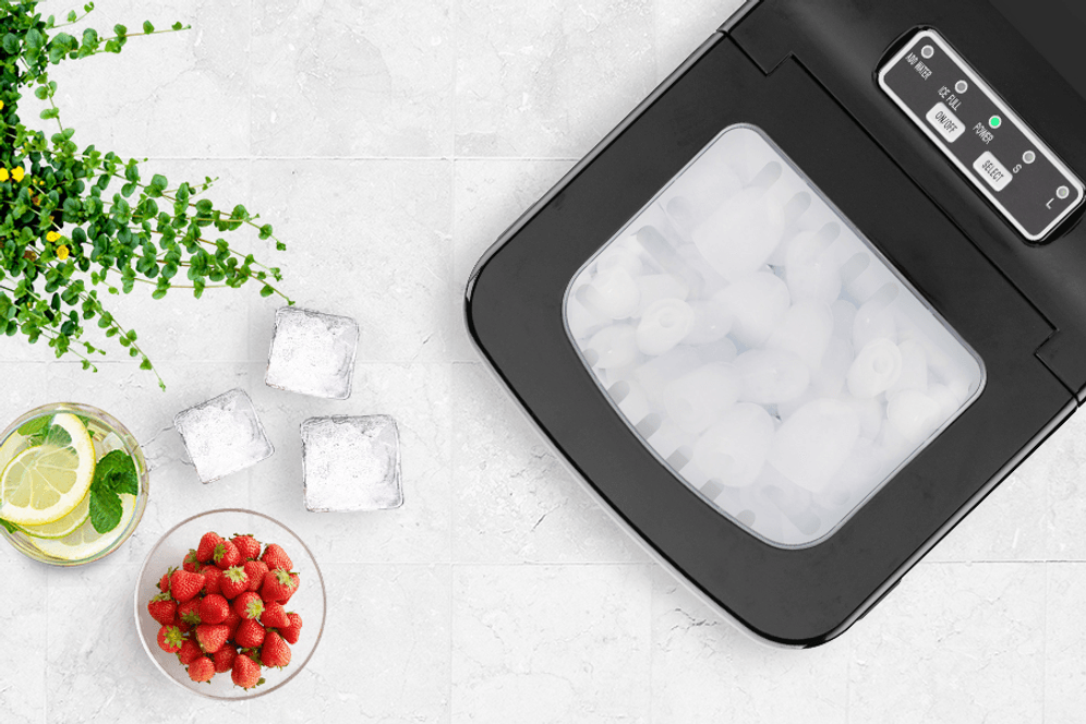 Erfrischende Mixgetränke: Mit einer Eiswürfelmaschine genießen Sie Eiswürfel auf Knopfdruck.