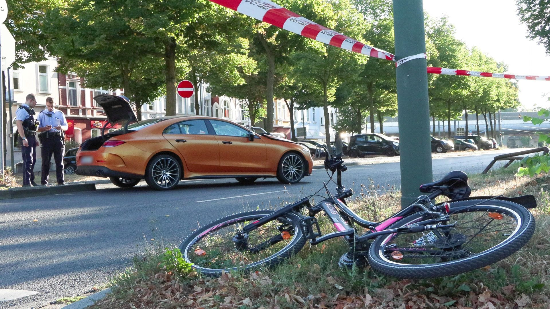 Das Unfallauto an der Kreuzung: Mehrere Kinder wurden angefahren.