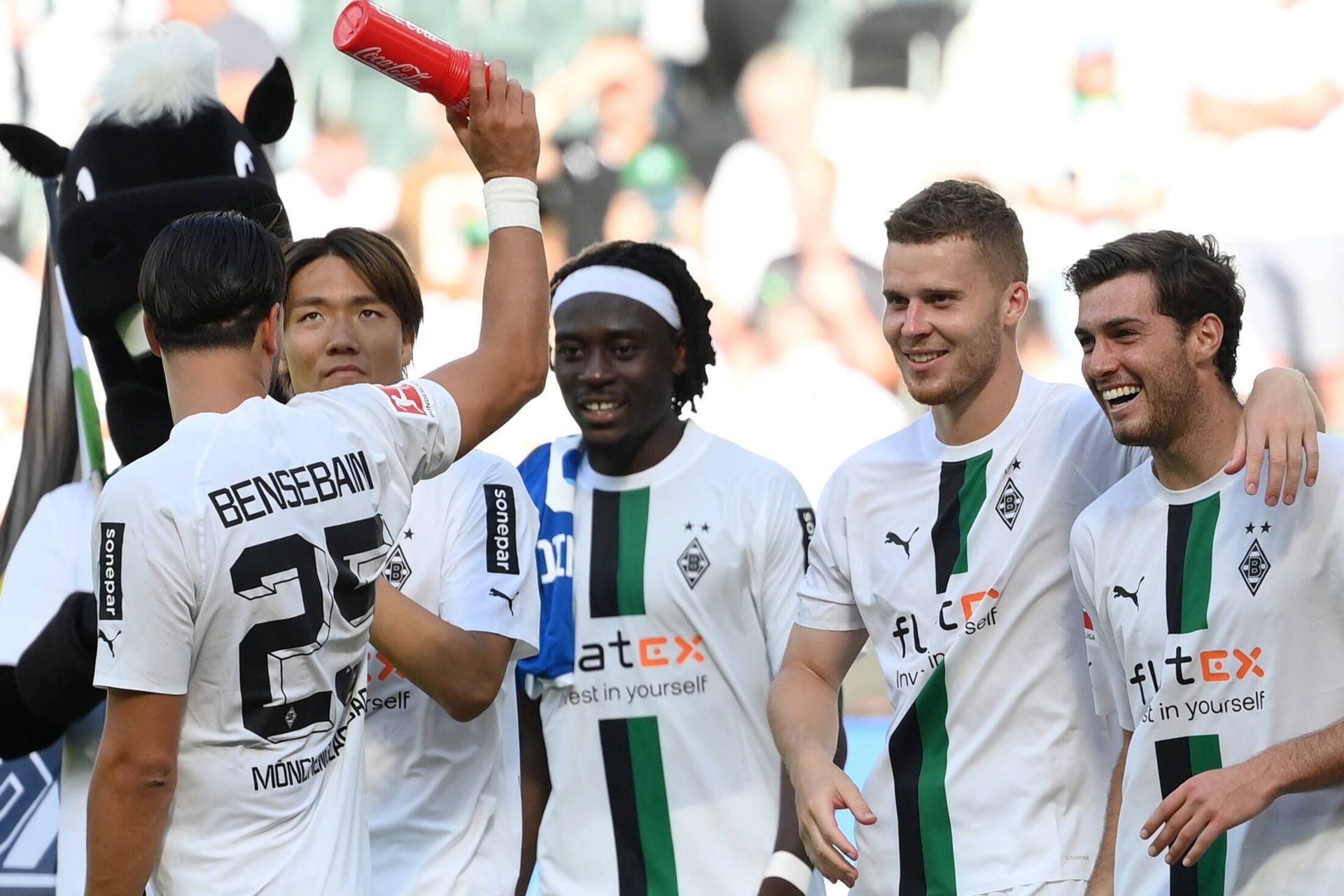 Wichtiger Teil der Mannschaft: Manu Koné (3. v. li.) mit seinen Gladbacher Teamkollegen.