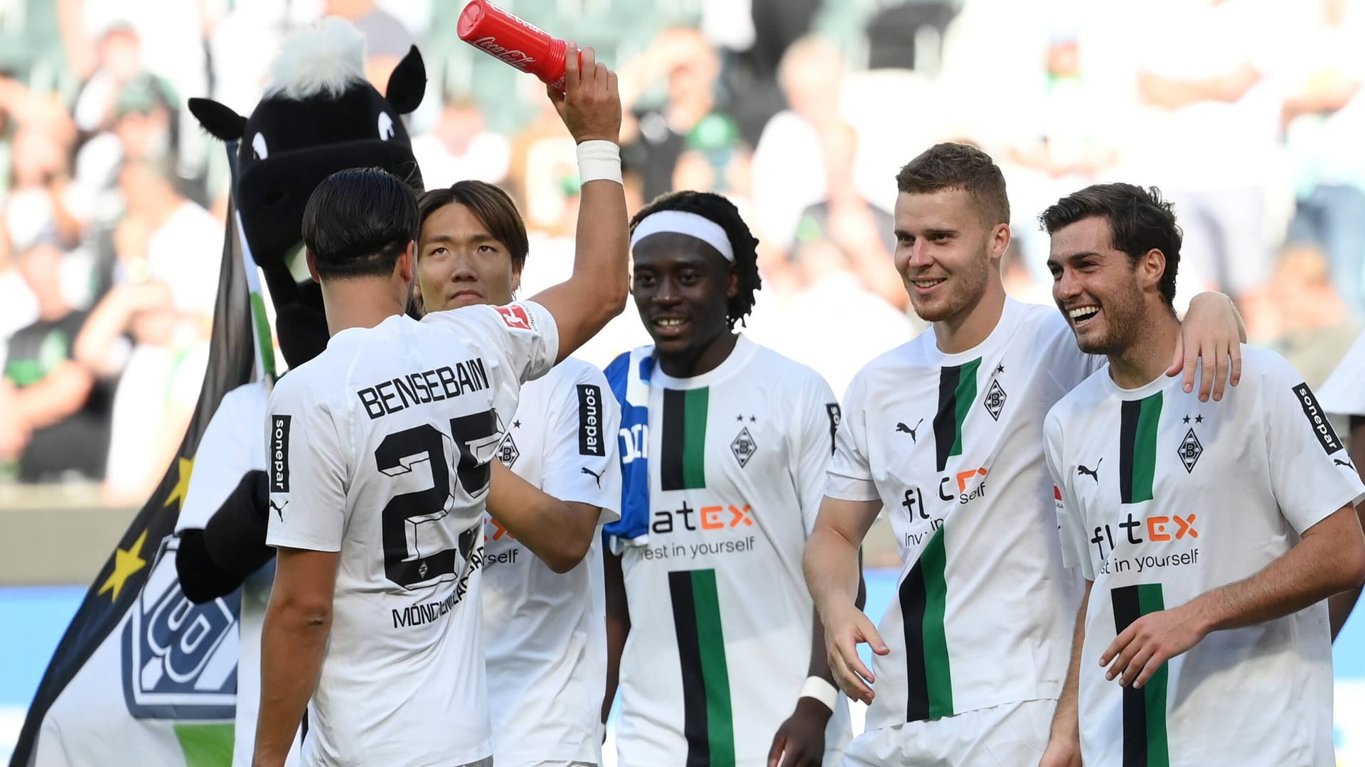 Wichtiger Teil der Mannschaft: Manu Koné (3. v. li.) mit seinen Gladbacher Teamkollegen.