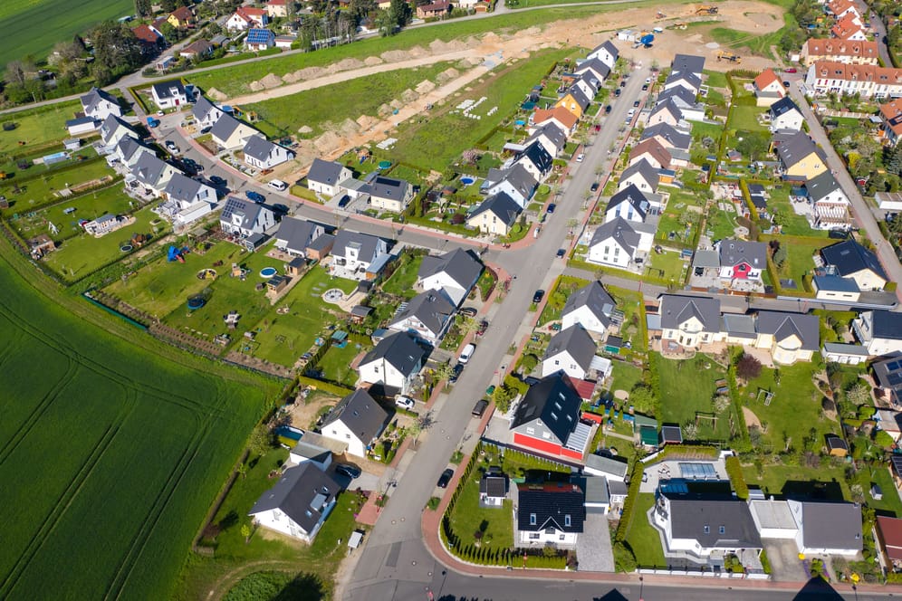 Einfamilienhäuser am Stadtrand (Symbolbild): Der Bodenrichtwert ist wichtig, um den Wert eines Grundstücks zu ermitteln.