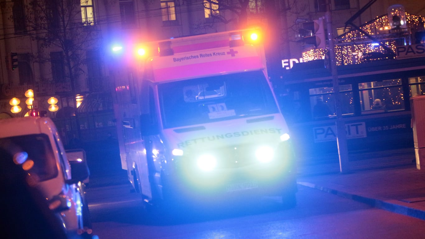 Rettungswagen des BRK (Symbolbild): Die Frau kam schwerverletzt in ein Krankenhaus.