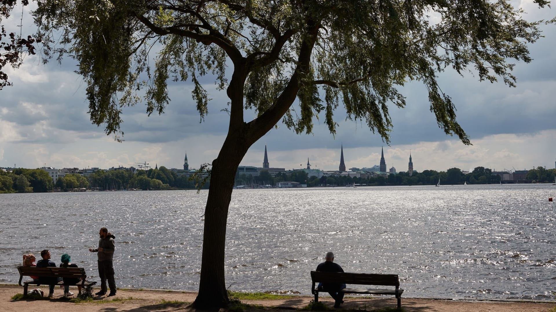Parkbänke an der Hamburger Außenalster