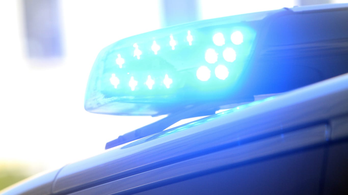 Blaulicht (Symbolbild): 16 Polizisten mussten in Mannheim ins Krankenhaus.