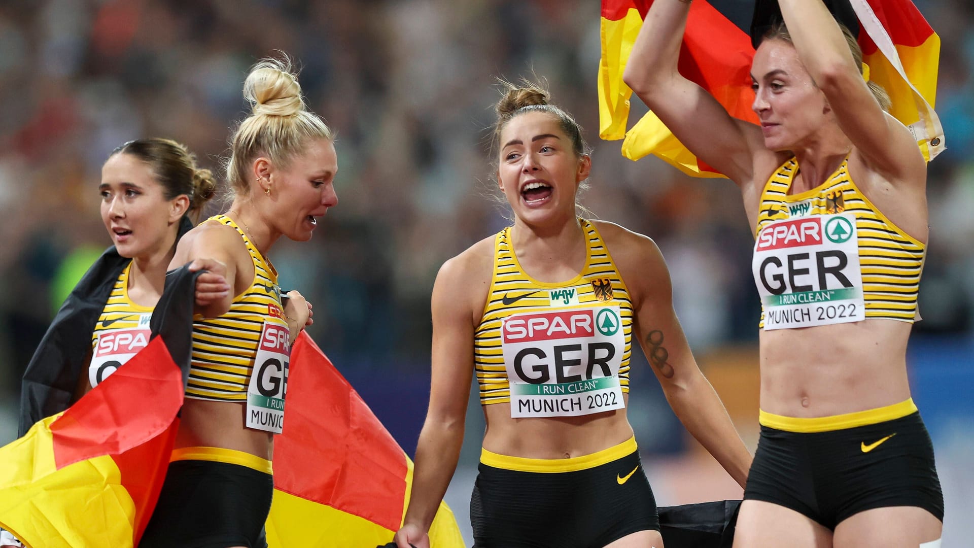 Können ihren Erfolg noch kaum fassen: Die deutsche 4x100-Meter-Staffel um Rebekka Haase, Lisa Mayer, Gina Lückenkemper und Alexandra Burghardt.