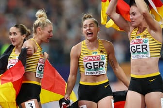 Können ihren Erfolg noch kaum fassen: Die deutsche 4x100-Meter-Staffel um Rebekka Haase, Lisa Mayer, Gina Lückenkemper und Alexandra Burghardt.