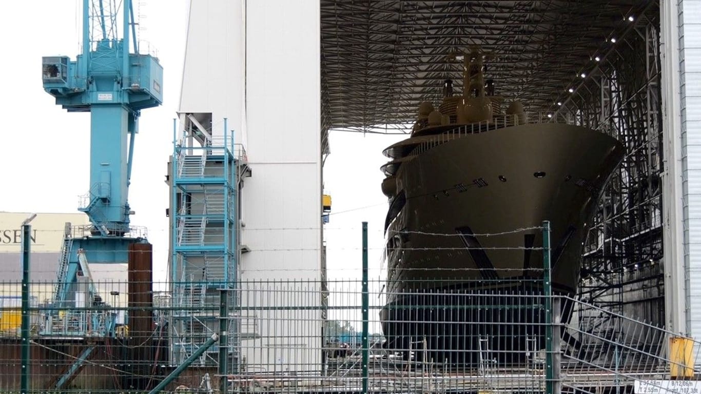 Die Luxusjacht "Dilbar" liegt an der Lürssen-Werft in Lemwerder gegenüber vom Bremer Stadtteil Vegesack: Sie wird von Ermittlern durchsucht.