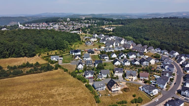 Wohngebiet in Siegen (Symbolbild): Nordrhein-Westfalen hat sich bei der Grundsteuerreform dem Bundesmodell angeschlossen.