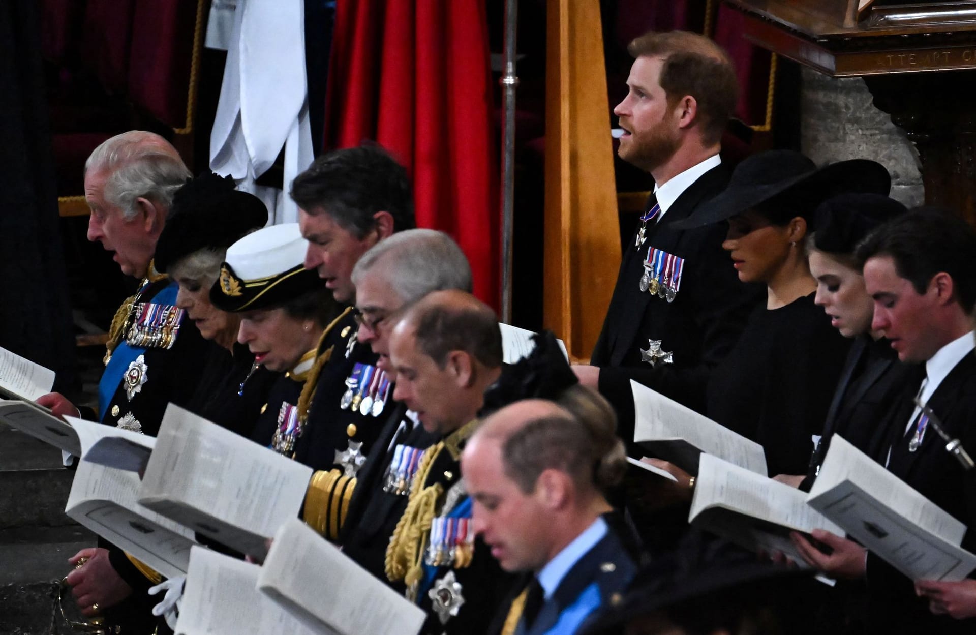 Während der Trauerfeier singt die royale Familie für die Queen, darunter Prinz Wiliam (vorne) und Prinz Harry (hinten rechts).