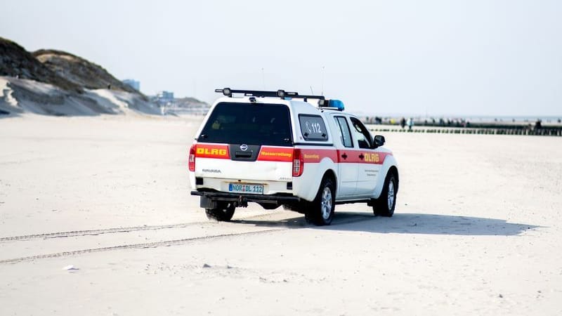 Ein Einsatzfahrzeug der DLRG Wasserrettung fährt über einen Strand (Symbolfoto): Zahlreiche Einsatzkräfte waren an der Suche beteiligt.